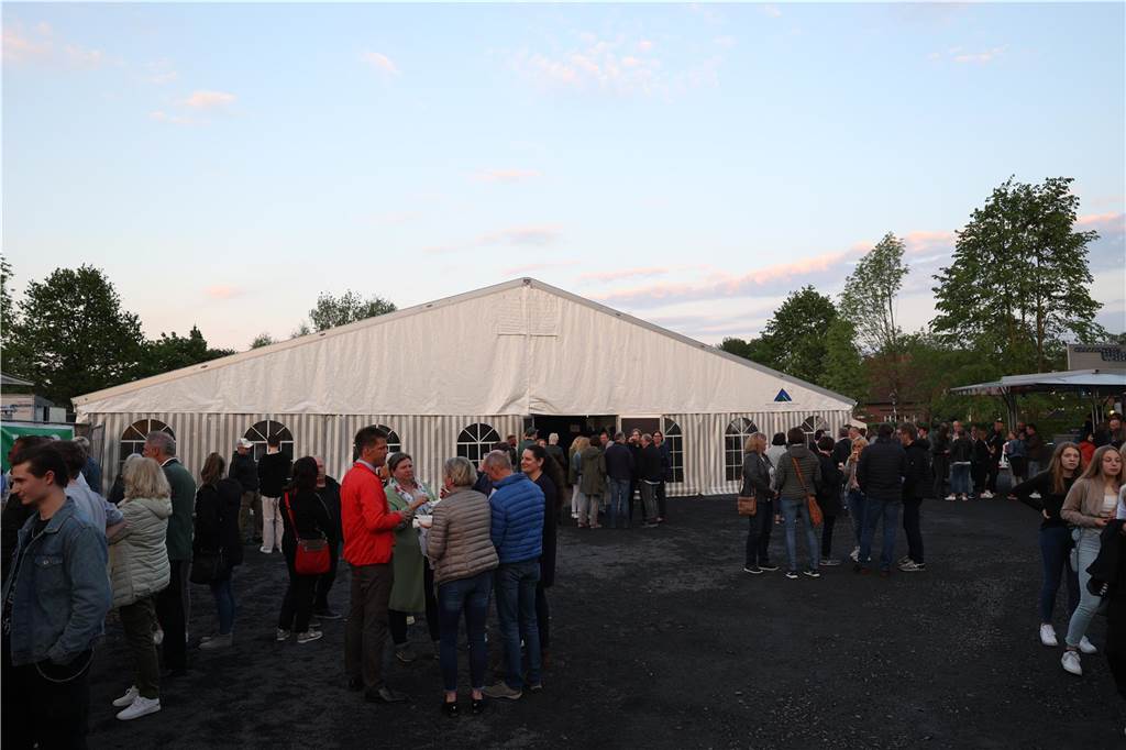 Auftakt des Jubiläums-Schützenfestes in Selm-Cappenberg: Ausgelassene Feier auf dem Dorfplatz Am Abend des 12. Mai (Freitag) ging es rund auf dem Dorfgemeinschaftsplatz hinter der Feuerwehr in Cappenberg. Ab 20 Uhr wurde gefeiert.