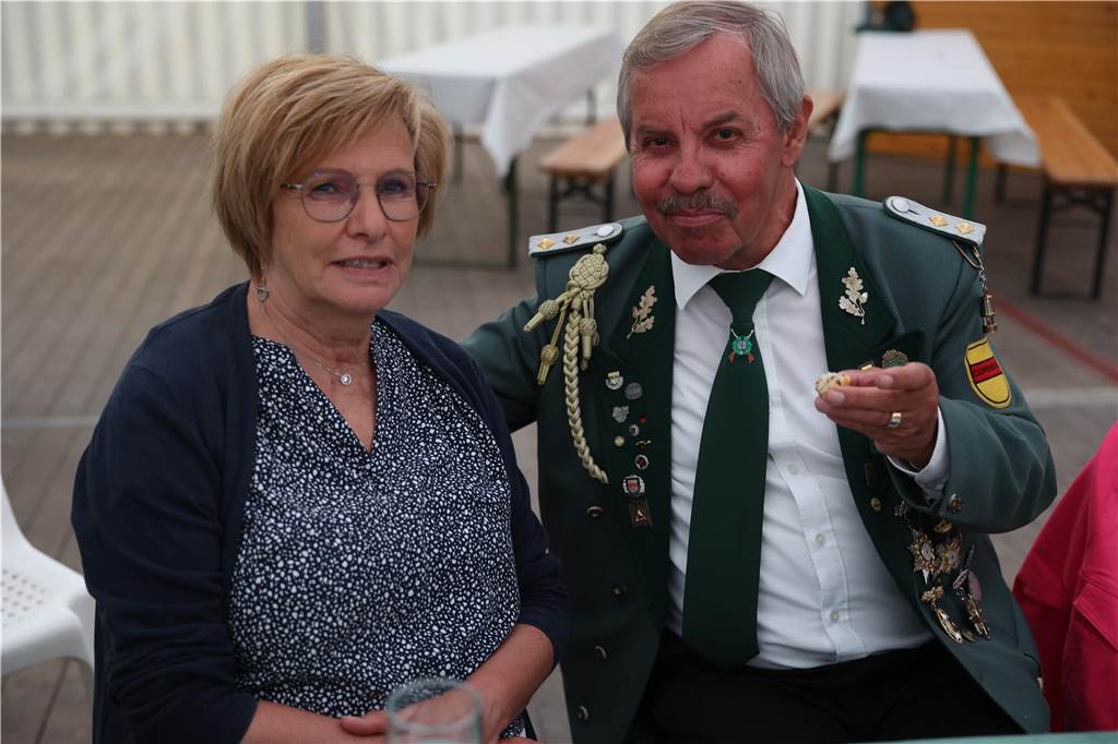 Auftakt des Jubiläums-Schützenfestes in Selm-Cappenberg: Ausgelassene Feier auf dem Dorfplatz Am Abend des 12. Mai (Freitag) ging es rund auf dem Dorfgemeinschaftsplatz hinter der Feuerwehr in Cappenberg. Ab 20 Uhr wurde gefeiert.