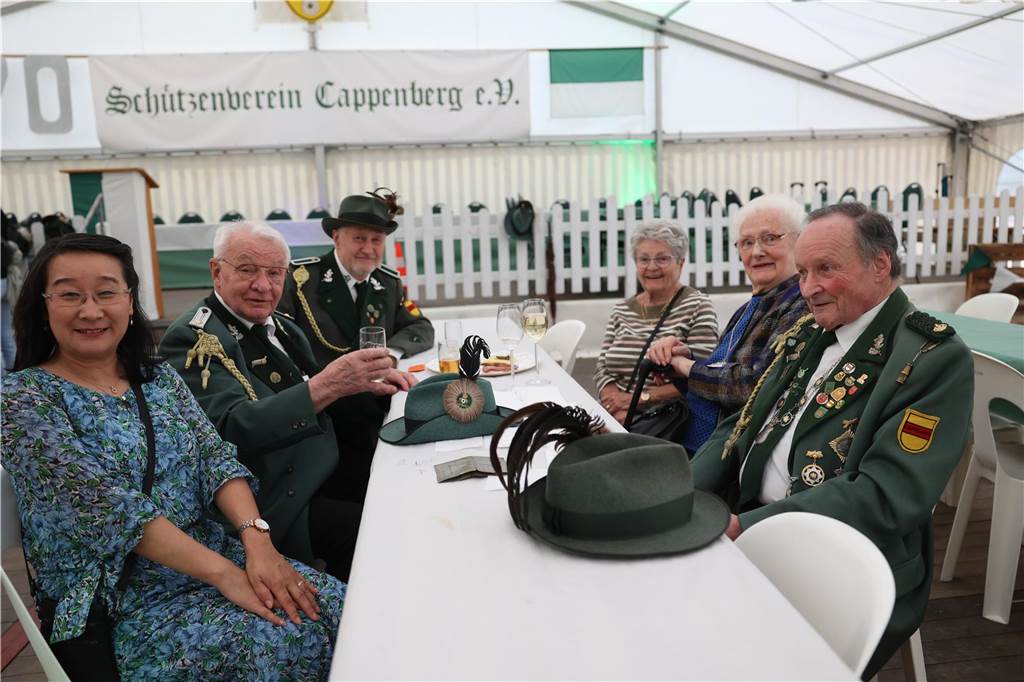 Auftakt des Jubiläums-Schützenfestes in Selm-Cappenberg: Ausgelassene Feier auf dem Dorfplatz Am Abend des 12. Mai (Freitag) ging es rund auf dem Dorfgemeinschaftsplatz hinter der Feuerwehr in Cappenberg. Ab 20 Uhr wurde gefeiert.
