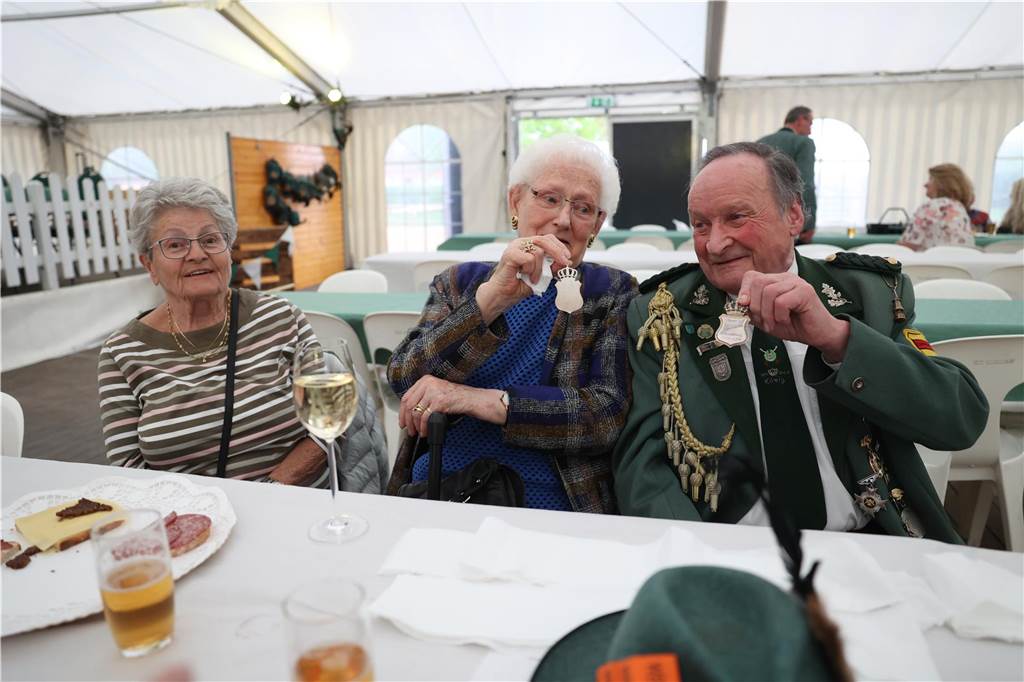 Auftakt des Jubiläums-Schützenfestes in Selm-Cappenberg: Ausgelassene Feier auf dem Dorfplatz Am Abend des 12. Mai (Freitag) ging es rund auf dem Dorfgemeinschaftsplatz hinter der Feuerwehr in Cappenberg. Ab 20 Uhr wurde gefeiert.