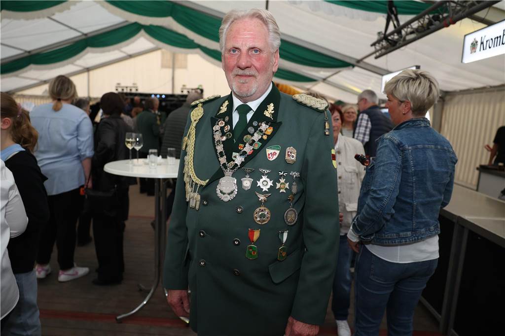 Auftakt des Jubiläums-Schützenfestes in Selm-Cappenberg: Ausgelassene Feier auf dem Dorfplatz Am Abend des 12. Mai (Freitag) ging es rund auf dem Dorfgemeinschaftsplatz hinter der Feuerwehr in Cappenberg. Ab 20 Uhr wurde gefeiert.
