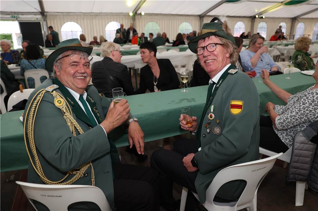 Auftakt des Jubiläums-Schützenfestes in Selm-Cappenberg: Ausgelassene Feier auf dem Dorfplatz Am Abend des 12. Mai (Freitag) ging es rund auf dem Dorfgemeinschaftsplatz hinter der Feuerwehr in Cappenberg. Ab 20 Uhr wurde gefeiert.
