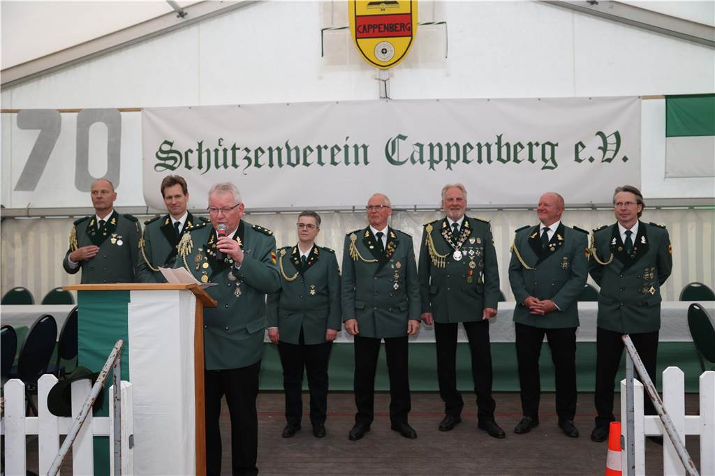Auftakt des Jubiläums-Schützenfestes in Selm-Cappenberg: Ausgelassene Feier auf dem Dorfplatz Am Abend des 12. Mai (Freitag) ging es rund auf dem Dorfgemeinschaftsplatz hinter der Feuerwehr in Cappenberg. Ab 20 Uhr wurde gefeiert.