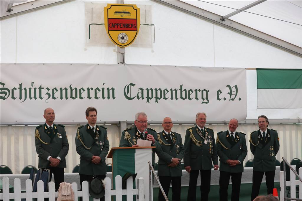 Auftakt des Jubiläums-Schützenfestes in Selm-Cappenberg: Ausgelassene Feier auf dem Dorfplatz Am Abend des 12. Mai (Freitag) ging es rund auf dem Dorfgemeinschaftsplatz hinter der Feuerwehr in Cappenberg. Ab 20 Uhr wurde gefeiert.