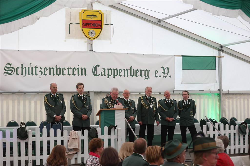 Auftakt des Jubiläums-Schützenfestes in Selm-Cappenberg: Ausgelassene Feier auf dem Dorfplatz Am Abend des 12. Mai (Freitag) ging es rund auf dem Dorfgemeinschaftsplatz hinter der Feuerwehr in Cappenberg. Ab 20 Uhr wurde gefeiert.