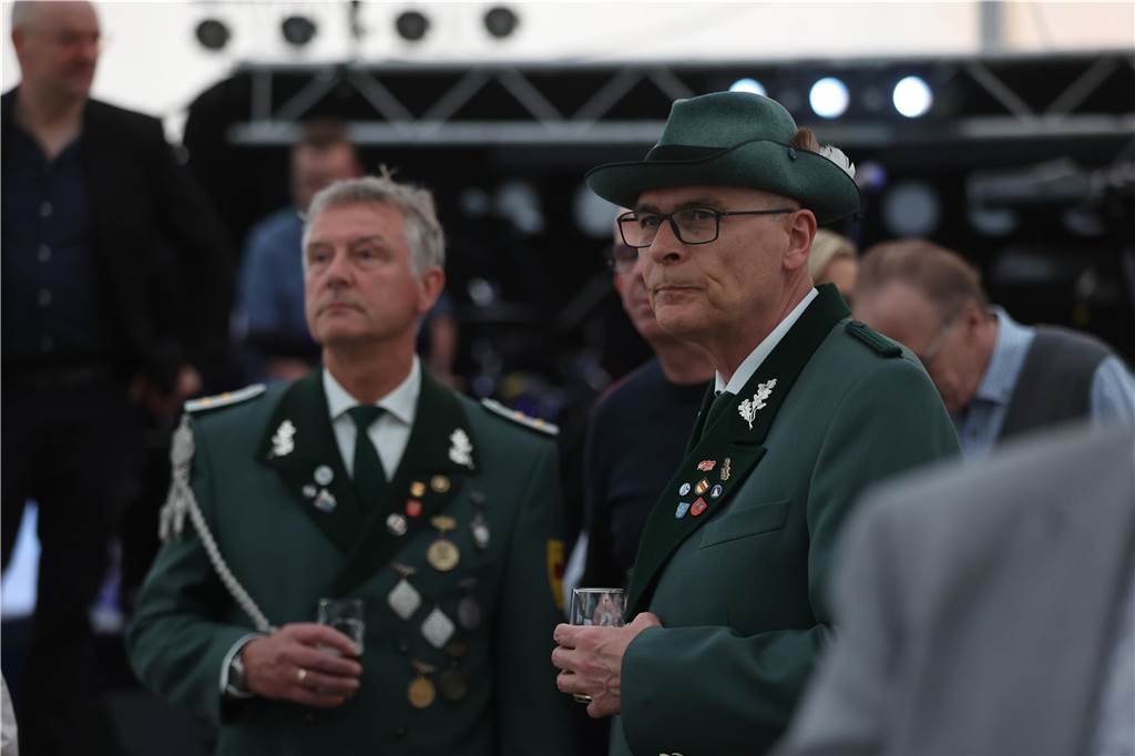 Auftakt des Jubiläums-Schützenfestes in Selm-Cappenberg: Ausgelassene Feier auf dem Dorfplatz Am Abend des 12. Mai (Freitag) ging es rund auf dem Dorfgemeinschaftsplatz hinter der Feuerwehr in Cappenberg. Ab 20 Uhr wurde gefeiert.
