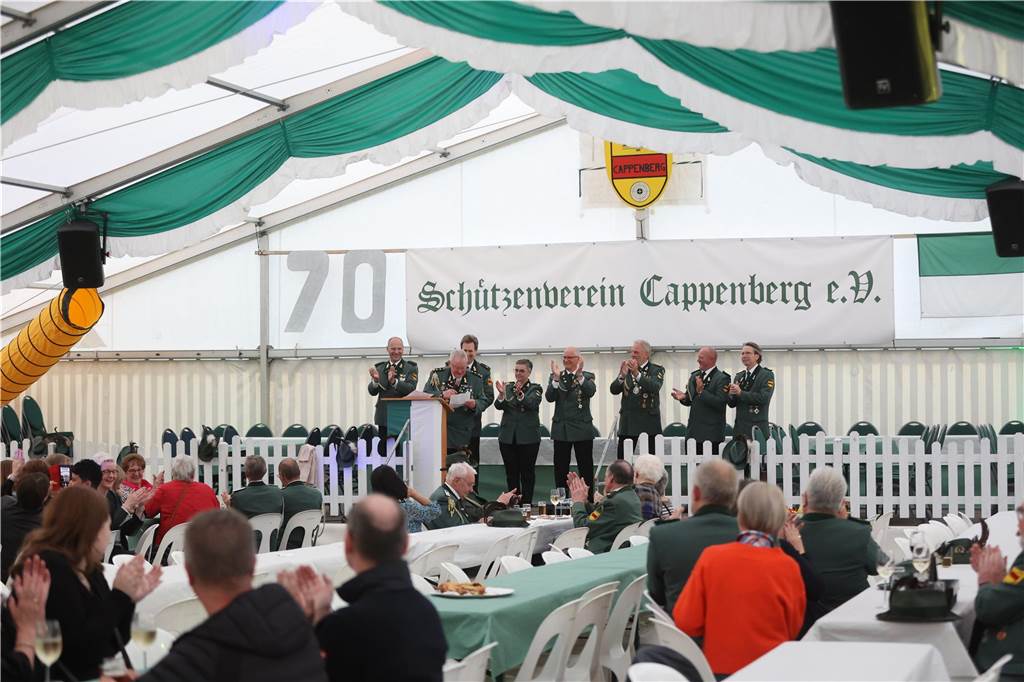 Auftakt des Jubiläums-Schützenfestes in Selm-Cappenberg: Ausgelassene Feier auf dem Dorfplatz Am Abend des 12. Mai (Freitag) ging es rund auf dem Dorfgemeinschaftsplatz hinter der Feuerwehr in Cappenberg. Ab 20 Uhr wurde gefeiert.