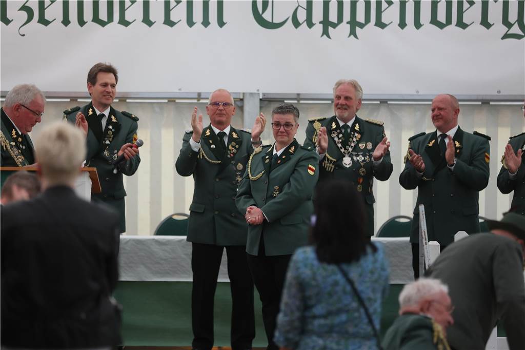 Auftakt des Jubiläums-Schützenfestes in Selm-Cappenberg: Ausgelassene Feier auf dem Dorfplatz Am Abend des 12. Mai (Freitag) ging es rund auf dem Dorfgemeinschaftsplatz hinter der Feuerwehr in Cappenberg. Ab 20 Uhr wurde gefeiert.