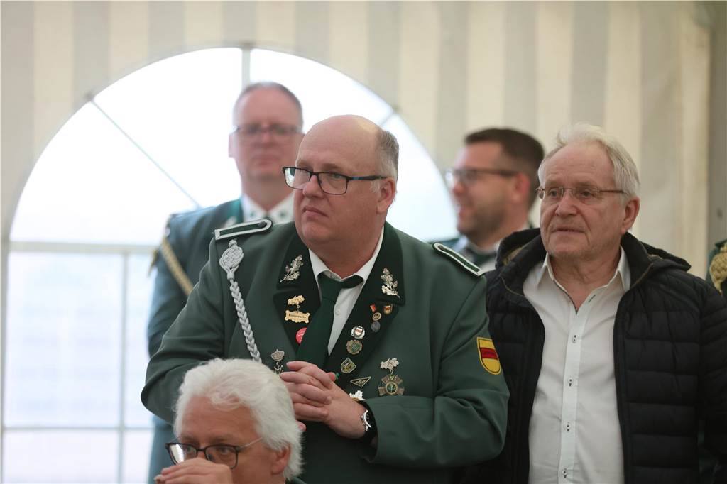 Auftakt des Jubiläums-Schützenfestes in Selm-Cappenberg: Ausgelassene Feier auf dem Dorfplatz Am Abend des 12. Mai (Freitag) ging es rund auf dem Dorfgemeinschaftsplatz hinter der Feuerwehr in Cappenberg. Ab 20 Uhr wurde gefeiert.