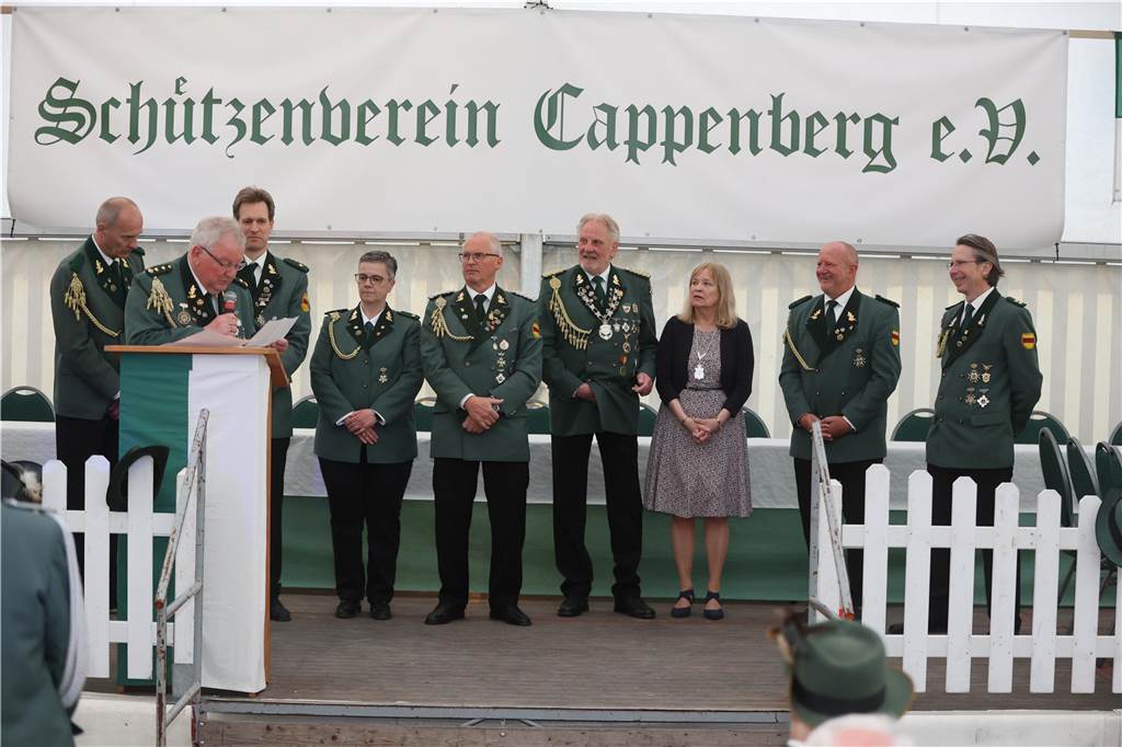 Auftakt des Jubiläums-Schützenfestes in Selm-Cappenberg: Ausgelassene Feier auf dem Dorfplatz Am Abend des 12. Mai (Freitag) ging es rund auf dem Dorfgemeinschaftsplatz hinter der Feuerwehr in Cappenberg. Ab 20 Uhr wurde gefeiert.
