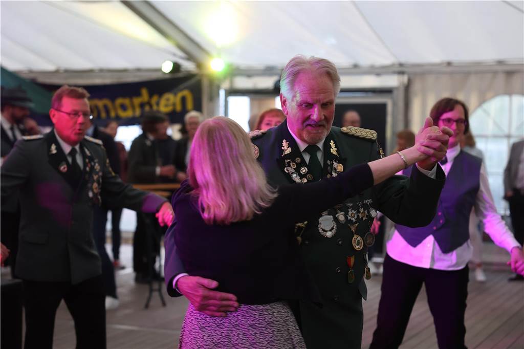Auftakt des Jubiläums-Schützenfestes in Selm-Cappenberg: Ausgelassene Feier auf dem Dorfplatz Am Abend des 12. Mai (Freitag) ging es rund auf dem Dorfgemeinschaftsplatz hinter der Feuerwehr in Cappenberg. Ab 20 Uhr wurde gefeiert.