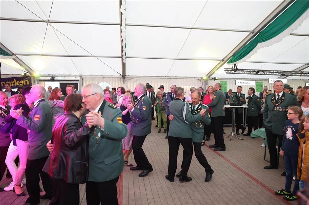 Auftakt des Jubiläums-Schützenfestes in Selm-Cappenberg: Ausgelassene Feier auf dem Dorfplatz Am Abend des 12. Mai (Freitag) ging es rund auf dem Dorfgemeinschaftsplatz hinter der Feuerwehr in Cappenberg. Ab 20 Uhr wurde gefeiert.