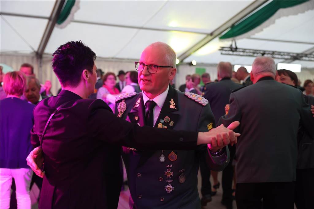 Auftakt des Jubiläums-Schützenfestes in Selm-Cappenberg: Ausgelassene Feier auf dem Dorfplatz Am Abend des 12. Mai (Freitag) ging es rund auf dem Dorfgemeinschaftsplatz hinter der Feuerwehr in Cappenberg. Ab 20 Uhr wurde gefeiert.