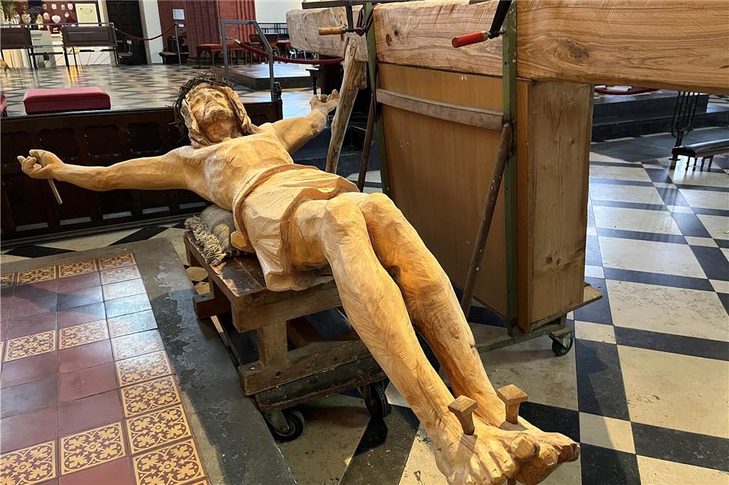 Das Kreuz liegt seitlich vom Altar der Sixtus-Kirche