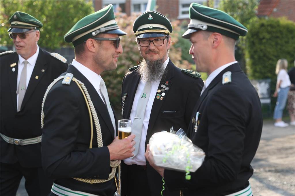 Viele Fotos von der Krönung des neuen Königspaars: Cappenberger Schützen feiern im Zelt Am Abend des Vogelschießens wurde das neue Cappenberger Königspaar vor vielen Gästen im Festzelt gekrönt.
