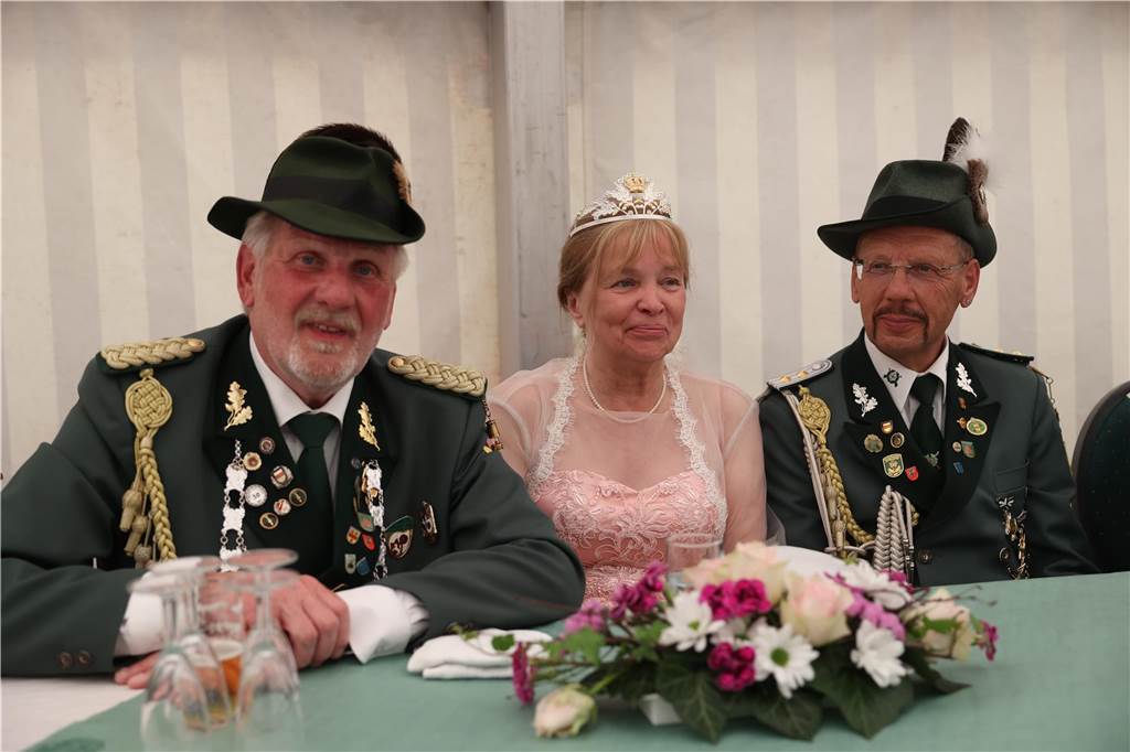 Am Abend des Vogelschießens wurde das neue Cappenberger Königspaar vor vielen Gästen im Festzelt gekrönt.