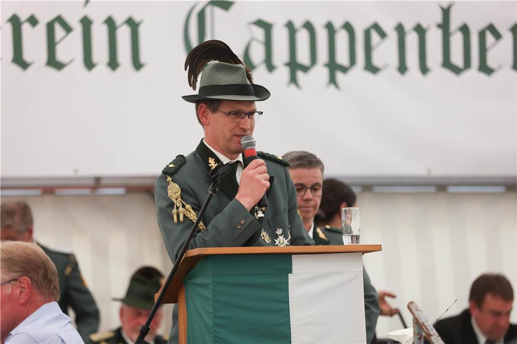 Am Abend des Vogelschießens wurde das neue Cappenberger Königspaar vor vielen Gästen im Festzelt gekrönt.