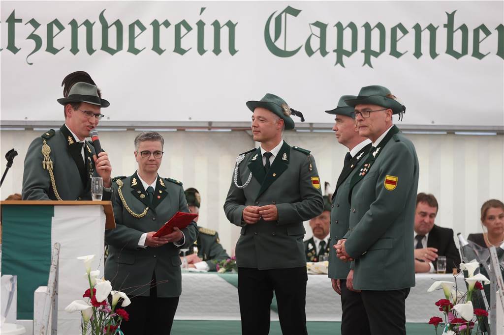 Am Abend des Vogelschießens wurde das neue Cappenberger Königspaar vor vielen Gästen im Festzelt gekrönt.