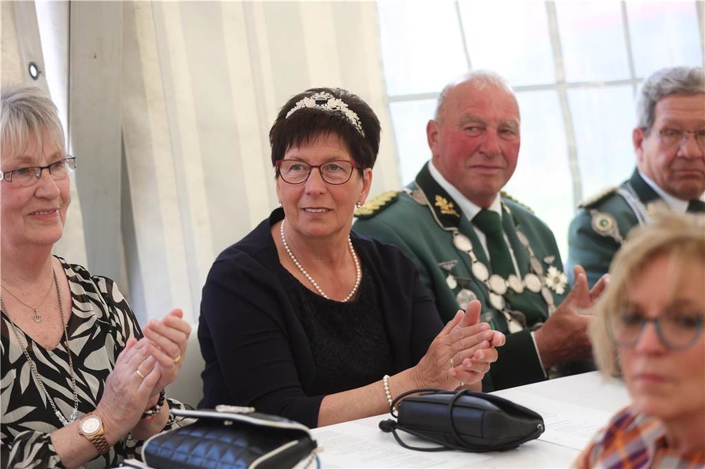 Am Abend des Vogelschießens wurde das neue Cappenberger Königspaar vor vielen Gästen im Festzelt gekrönt.