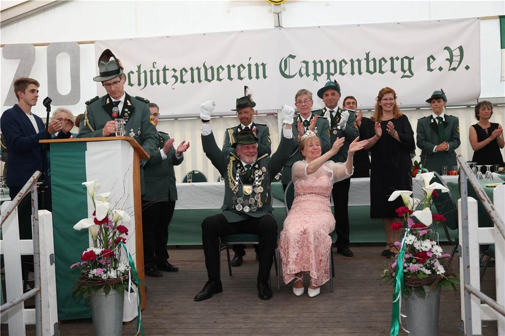 Am Abend des Vogelschießens wurde das neue Cappenberger Königspaar vor vielen Gästen im Festzelt gekrönt.