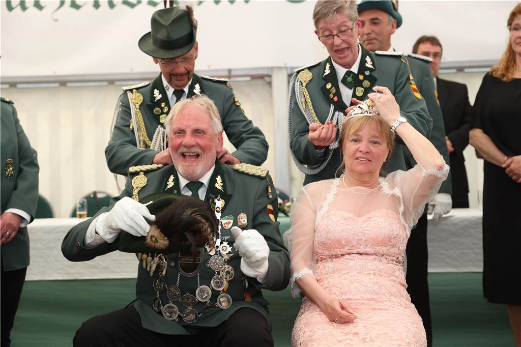 Am Abend des Vogelschießens wurde das neue Cappenberger Königspaar vor vielen Gästen im Festzelt gekrönt.