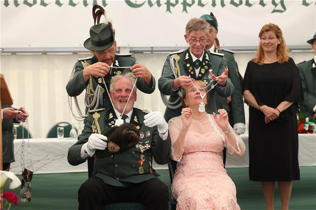 Am Abend des Vogelschießens wurde das neue Cappenberger Königspaar vor vielen Gästen im Festzelt gekrönt.
