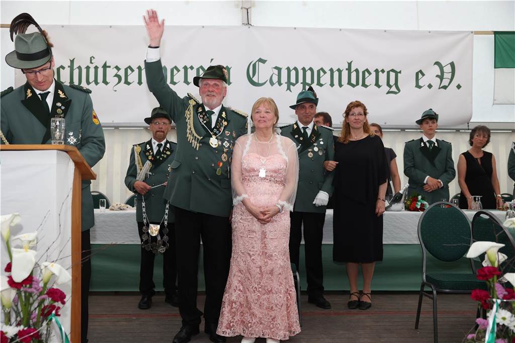 Am Abend des Vogelschießens wurde das neue Cappenberger Königspaar vor vielen Gästen im Festzelt gekrönt.