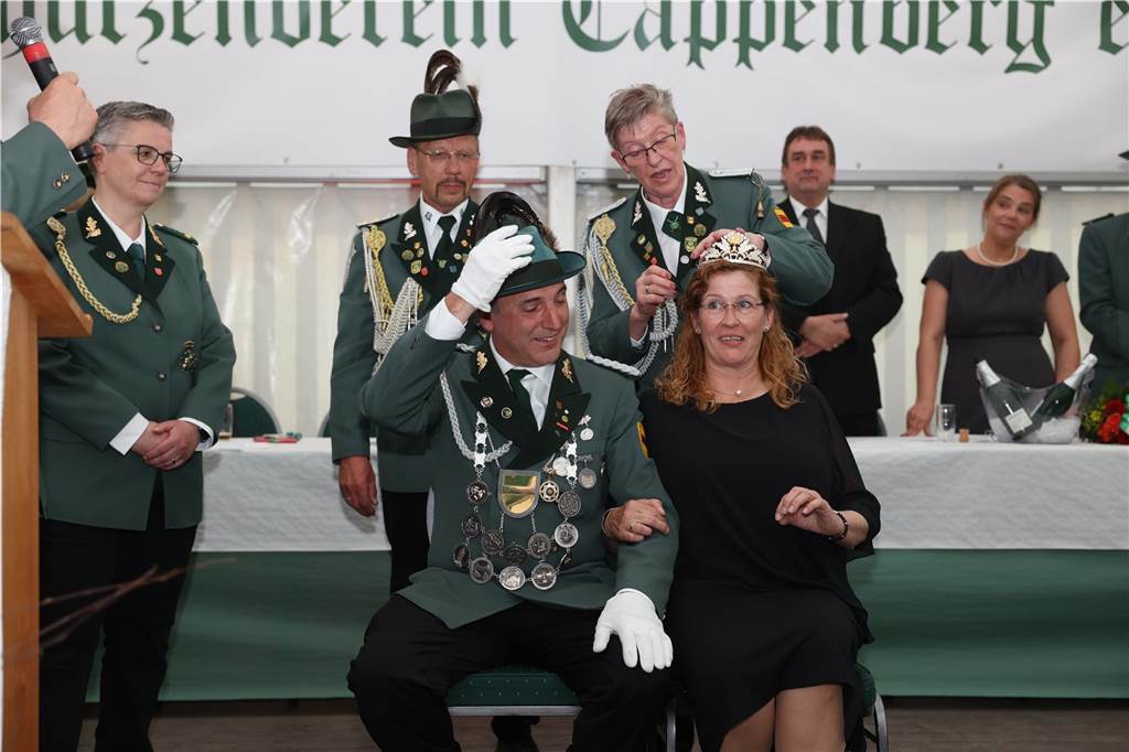 Am Abend des Vogelschießens wurde das neue Cappenberger Königspaar vor vielen Gästen im Festzelt gekrönt.
