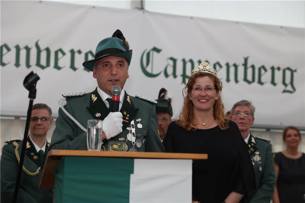 Am Abend des Vogelschießens wurde das neue Cappenberger Königspaar vor vielen Gästen im Festzelt gekrönt.