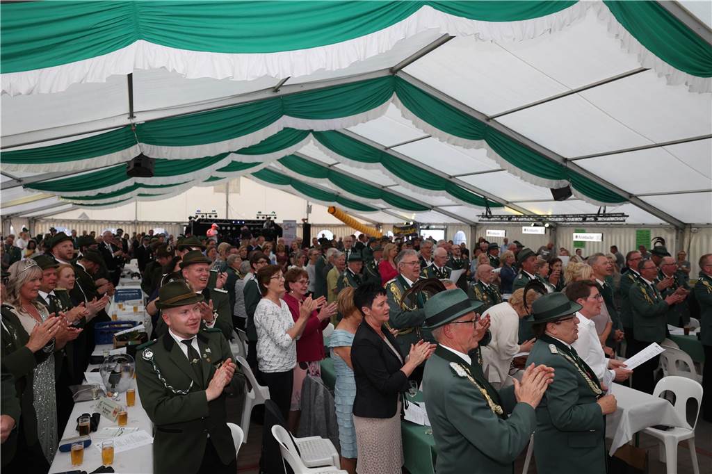 Am Abend des Vogelschießens wurde das neue Cappenberger Königspaar vor vielen Gästen im Festzelt gekrönt.