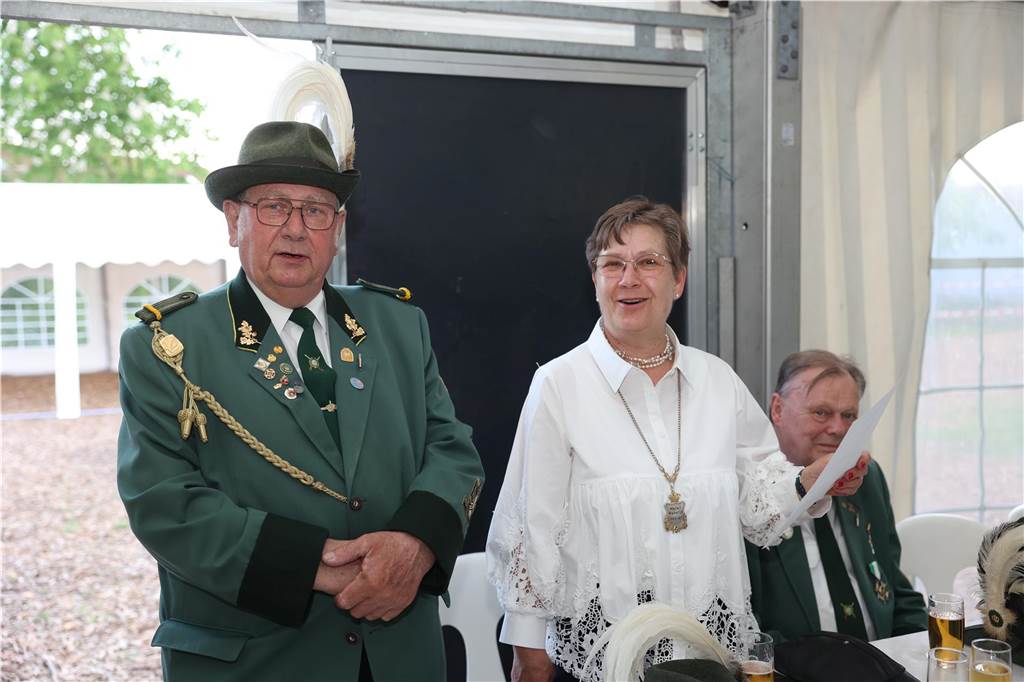 Am Abend des Vogelschießens wurde das neue Cappenberger Königspaar vor vielen Gästen im Festzelt gekrönt.