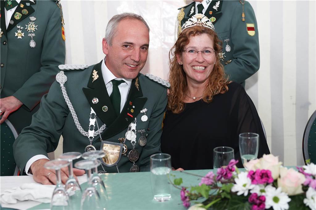 Am Abend des Vogelschießens wurde das neue Cappenberger Königspaar vor vielen Gästen im Festzelt gekrönt.
