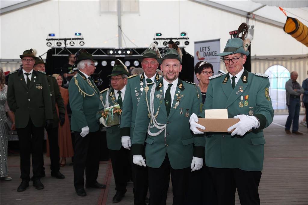 Am Abend des Vogelschießens wurde das neue Cappenberger Königspaar vor vielen Gästen im Festzelt gekrönt.