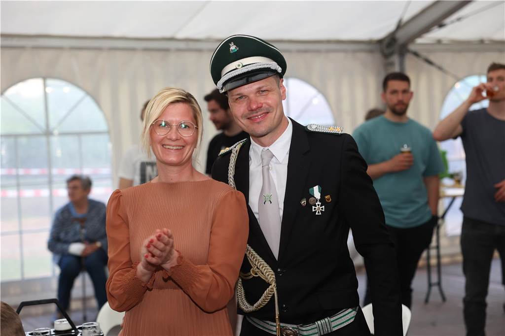 Am Abend des Vogelschießens wurde das neue Cappenberger Königspaar vor vielen Gästen im Festzelt gekrönt.