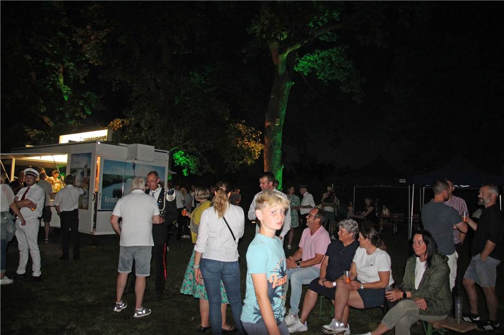 Am Abend feierten die Schützen von acht Vereinen den ersten Vereinsschützenkönig beim Königsball im Festzelt.