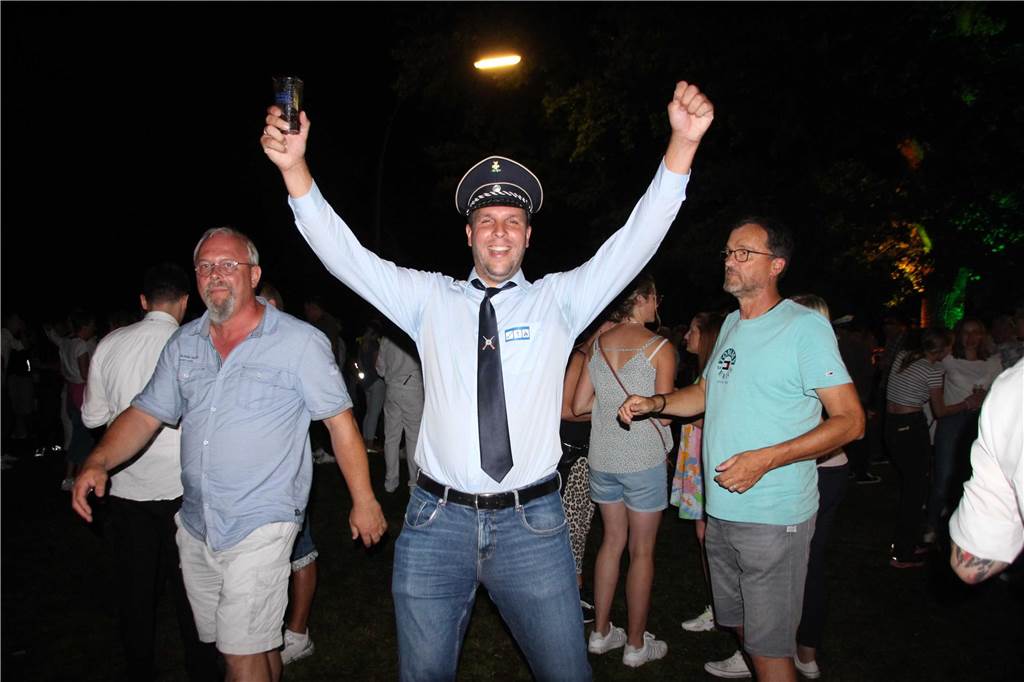 Am Abend feierten die Schützen von acht Vereinen den ersten Vereinsschützenkönig beim Königsball im Festzelt.