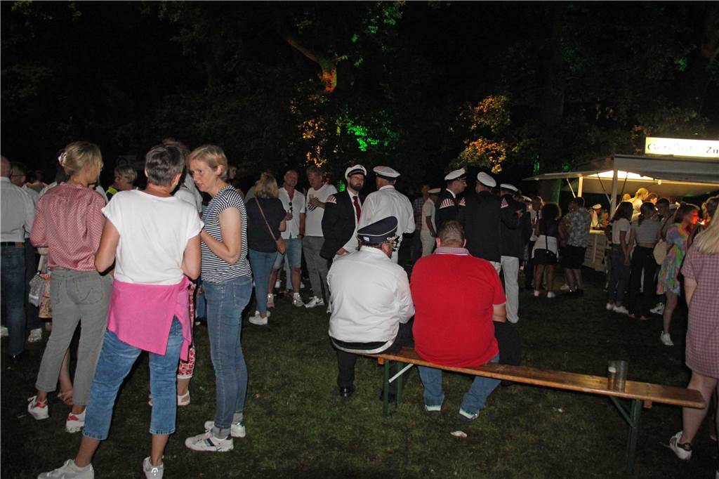 Am Abend feierten die Schützen von acht Vereinen den ersten Vereinsschützenkönig beim Königsball im Festzelt.