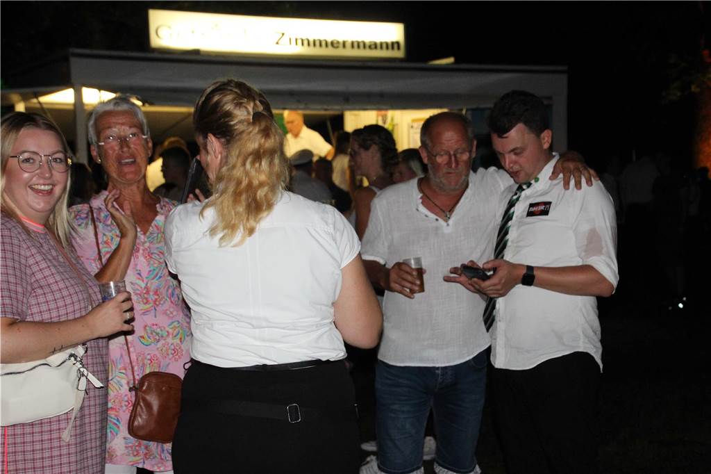 Am Abend feierten die Schützen von acht Vereinen den ersten Vereinsschützenkönig beim Königsball im Festzelt.