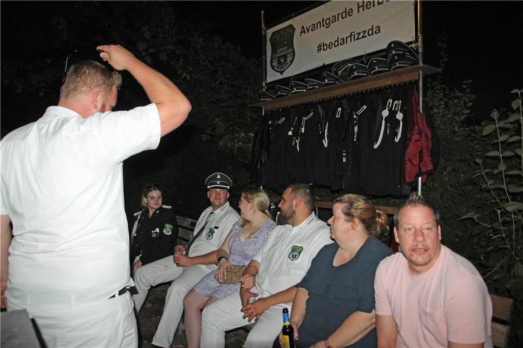 Am Abend feierten die Schützen von acht Vereinen den ersten Vereinsschützenkönig beim Königsball im Festzelt.