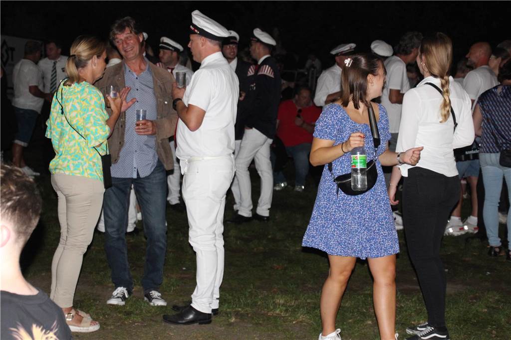 Am Abend feierten die Schützen von acht Vereinen den ersten Vereinsschützenkönig beim Königsball im Festzelt.