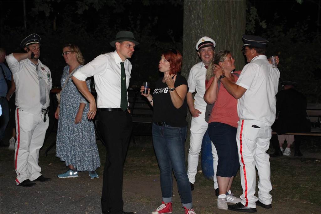 Am Abend feierten die Schützen von acht Vereinen den ersten Vereinsschützenkönig beim Königsball im Festzelt.