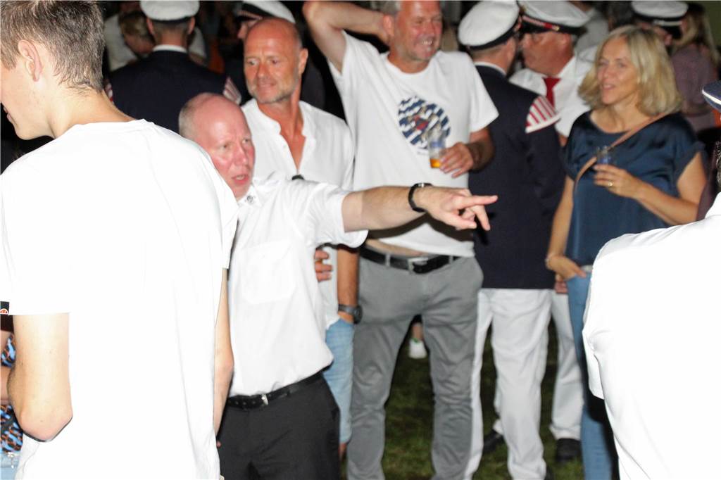 Am Abend feierten die Schützen von acht Vereinen den ersten Vereinsschützenkönig beim Königsball im Festzelt.