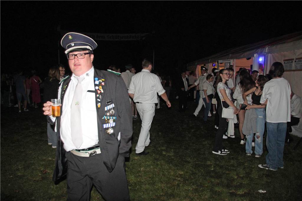 Am Abend feierten die Schützen von acht Vereinen den ersten Vereinsschützenkönig beim Königsball im Festzelt.