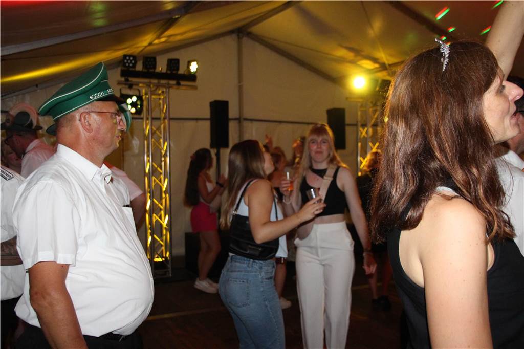 Am Abend feierten die Schützen von acht Vereinen den ersten Vereinsschützenkönig beim Königsball im Festzelt.