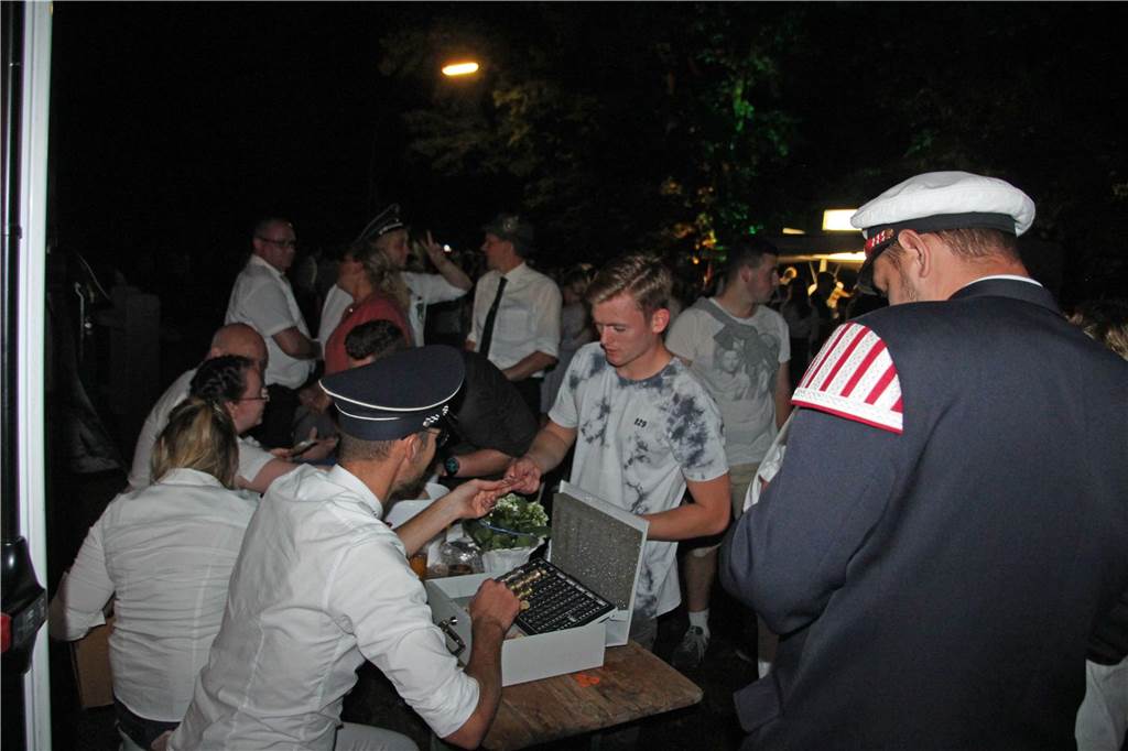 Am Abend feierten die Schützen von acht Vereinen den ersten Vereinsschützenkönig beim Königsball im Festzelt.