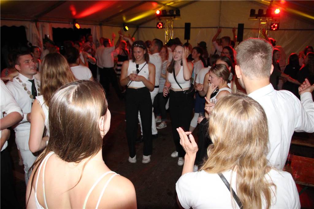 Am Abend feierten die Schützen von acht Vereinen den ersten Vereinsschützenkönig beim Königsball im Festzelt.