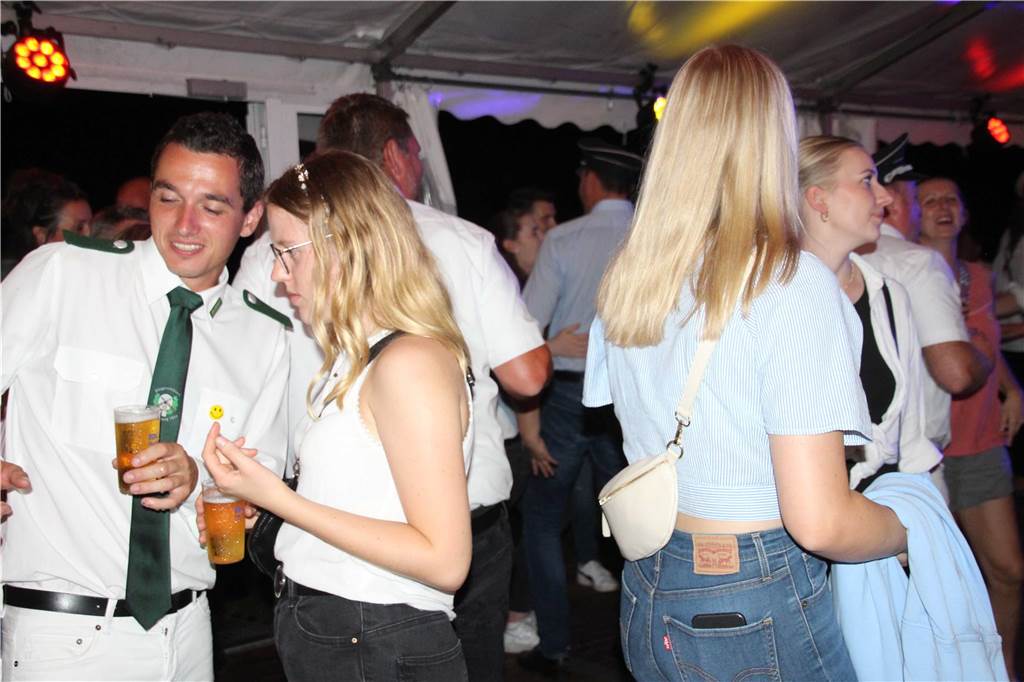 Am Abend feierten die Schützen von acht Vereinen den ersten Vereinsschützenkönig beim Königsball im Festzelt.
