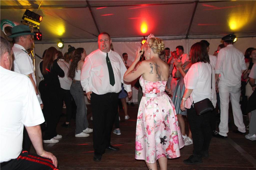 Am Abend feierten die Schützen von acht Vereinen den ersten Vereinsschützenkönig beim Königsball im Festzelt.