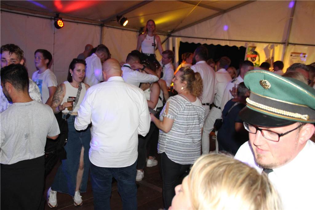 Am Abend feierten die Schützen von acht Vereinen den ersten Vereinsschützenkönig beim Königsball im Festzelt.
