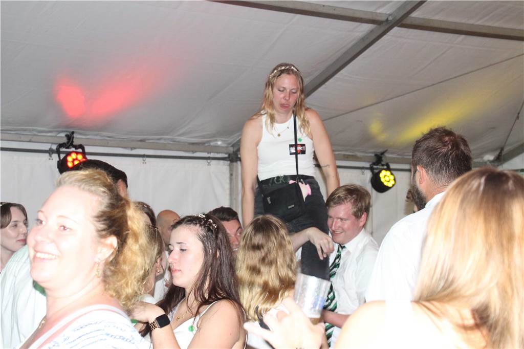Am Abend feierten die Schützen von acht Vereinen den ersten Vereinsschützenkönig beim Königsball im Festzelt.